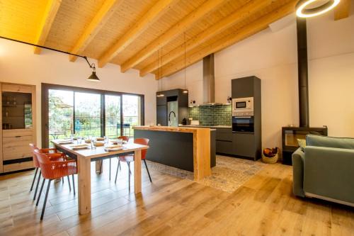 Camos Casa | Casa Gessamí Alojamiento en el Pla de l'Estany