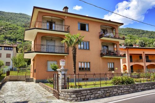 Santa Maria - Rezzonico Apartamento | Casa Giardino fiorito