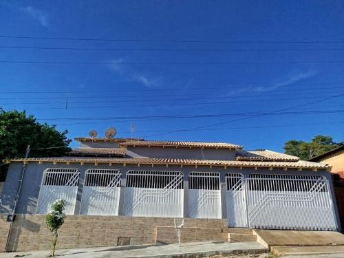 Barra do Garcas Casa | Casa grande, ar em todos os quartos, cabe 3 carros
