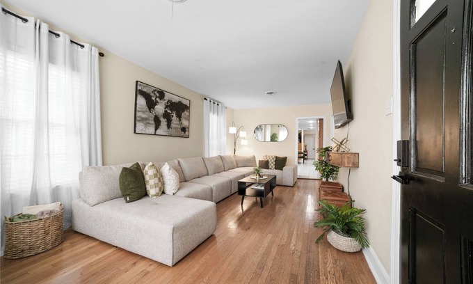 Hancock Casa | Casa Grande ATX · Central Austin · Spacious 5BR Retreat w/Hot Tub & Game Patio