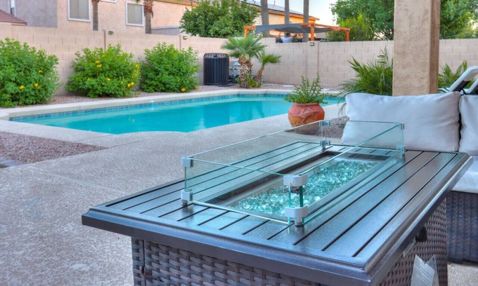 Villago Apartamento | New!! Casa Grande Oasis! Private Pool, Pet & Kid Friendly, Gas Grill, Fireplace, across from Park