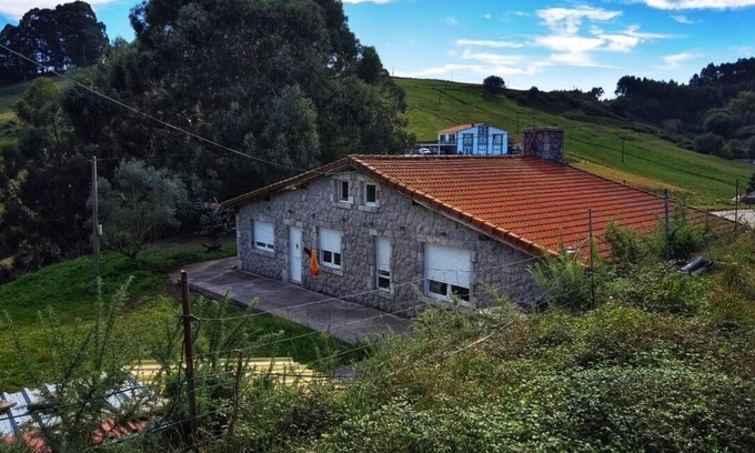 Bareyo Casa | Casa Calma en Ajo: Un Paraíso Privado entre Prados Verdes