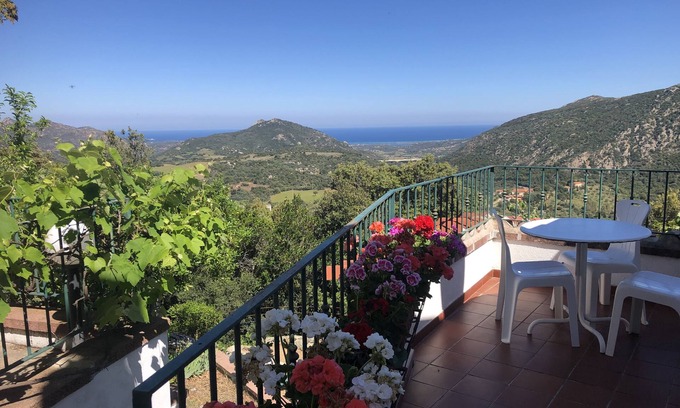 Loiri Porto San Paolo Casa | Casa in collina, con vista mare panoramica. A 10 minuti dalla spiaggia la cinta.