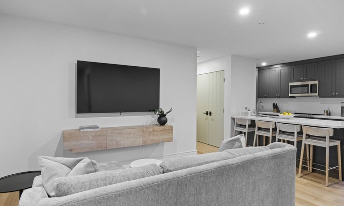 Laguna Apartamento | Casa Jardin Unit 13-Boutique Suite in Downtown Santa Barbara
