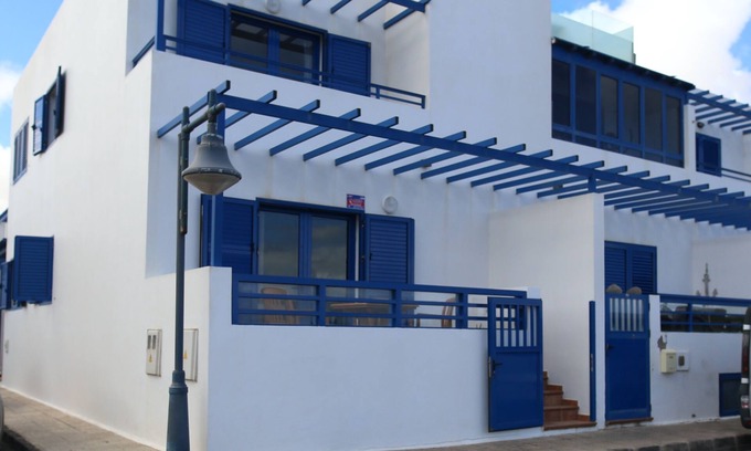 Caleta de Famara Casa | Casa Joral, facing the beach