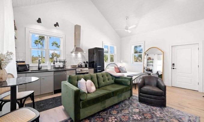 Historic Ybor Apartamento | Casa Julieta | Luxury "Ybor-Themed" Studio