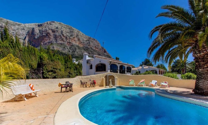 Montgo de Toscamar Villa | Casa Karma en Javea, 11 plazas en 5 habitaciones, aire acondicionado completo, wifi y piscina privada