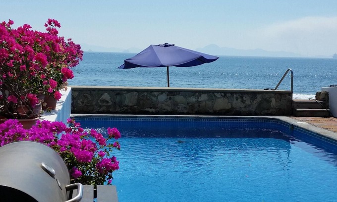 Club Santiago Casa | Casa Lang es un paraíso frente a la playa privada en Manzanillo. Méjico