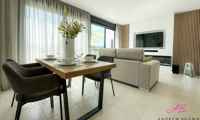 Torre-Pacheco Apartamento | Casa Lejos - Luxury Ground Floor 2 Bedroom 2 Bathroom Apartment With Garden