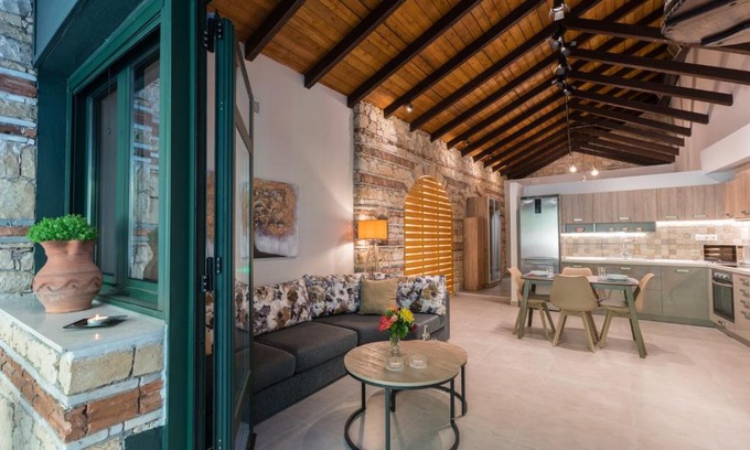 Spilion Apartamento | Casa Leone, cosy apartment overlooking the square