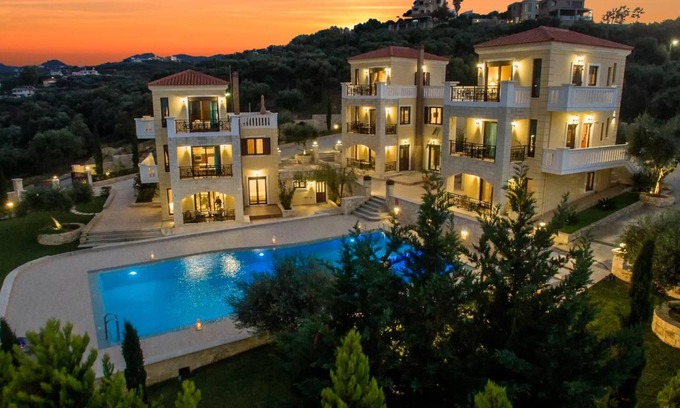 Kato Stalos Casa | Casa Leone Suites