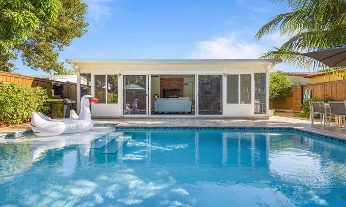 South Middle River Casa | Casa Limon, Stunning Pool, 10 Mins to the Beach
