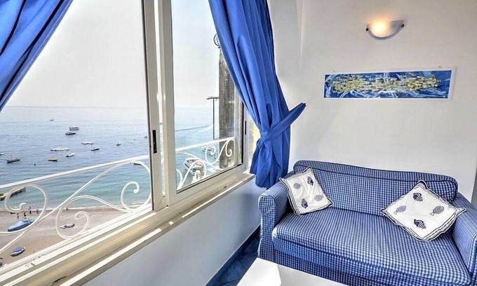 Positano City Centre Casa | Casa Luisa: Una casa antigua con encanto con vistas al mar y la Spiaggia Grande di Positano.