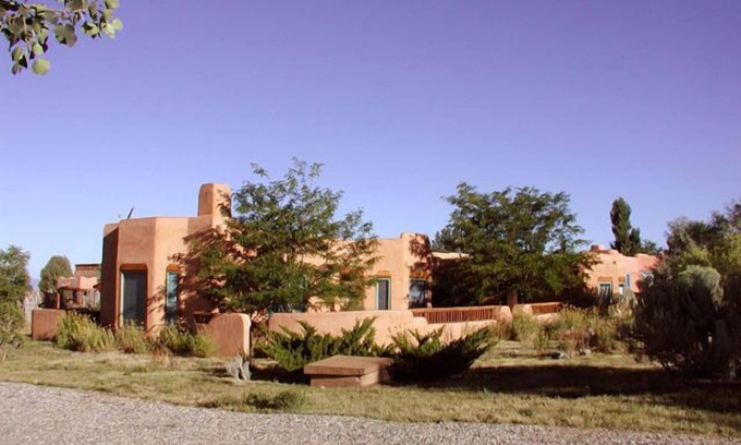 Arroyo Seco Casa | Casa Luminosa Compound Clubhouse con piscina cubierta, cancha de tenis, bañera de hidromasaje