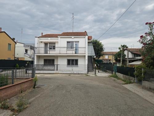 Lugo Apartamento | Casa luminosa, parcheggio sotto casa, zona tranquilla a due passi da negozi, parchi, ristoranti