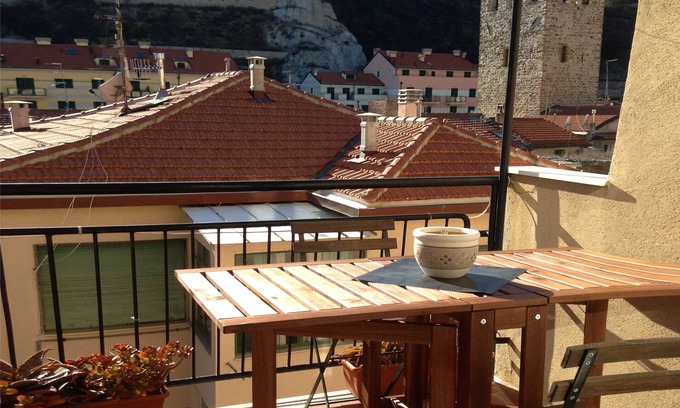 Noli Apartamento | Casa Luminosissima e Tranquilla nel Centro Storico di Noli a due Passi dal Mare