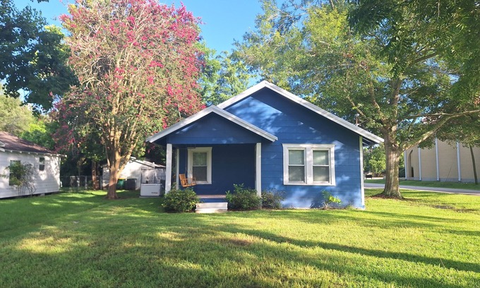 Tomball Cabaña | Casa Lynda - a Charming 2-bedroom cottage in the heart of Tomball