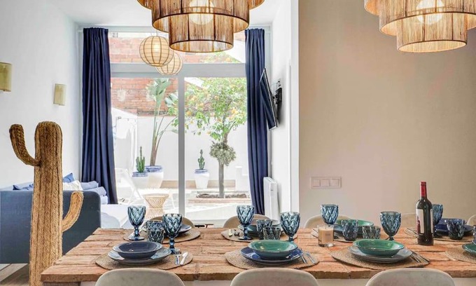 L'Hospitalet de Llobregat Casa | Casa Mandarina: 4 Bedrooms - 2 Terraces - Parking
