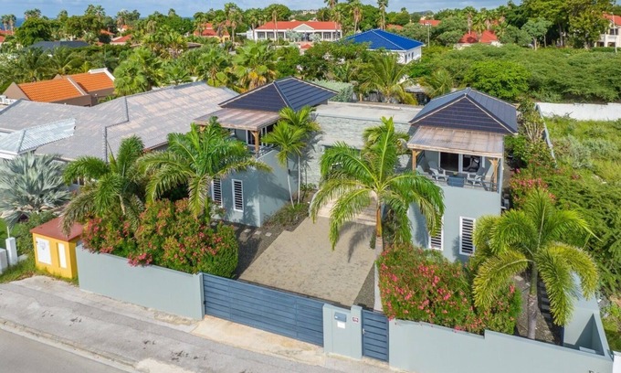 Jan Thiel Casa | Luxury 6 Bed and 4 Bath villa, 200 yards from supermarket & Jan Thiel beach