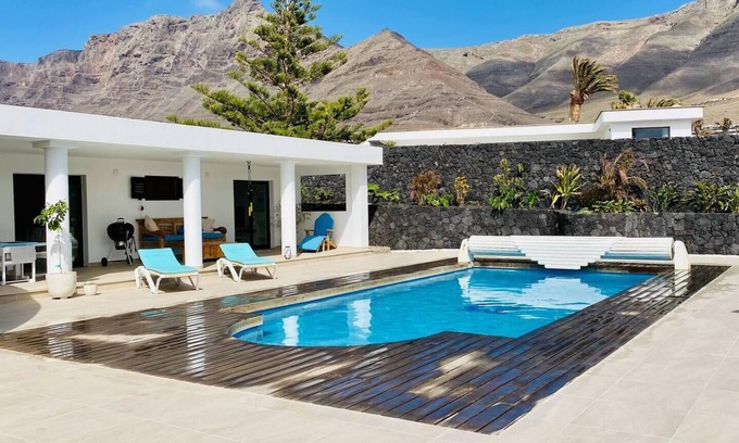 Urbanización Famara Villa | Casa Marina 4-Bed Villa with Pool in Famara