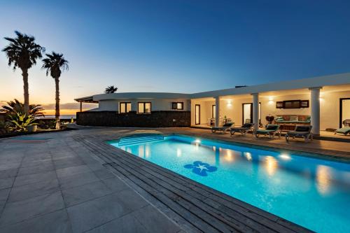 Urbanización Famara Villa | Casa Marina with pool, garden and terrace