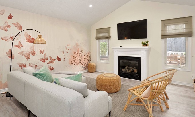 Lambton Shores Casa | Casa Mariposa ~ Hot Tub ~ Game Room ~ Fire Pit ~ Near Beach