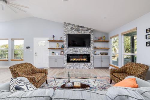 Dripping Springs Casa | Casa Mariposa Newly Renovated Firepit*Fireplace*Great Deck*Pets Welcome!
