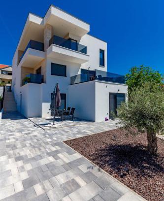 Crno Apartamento | Casa MiA Apartments with parking
