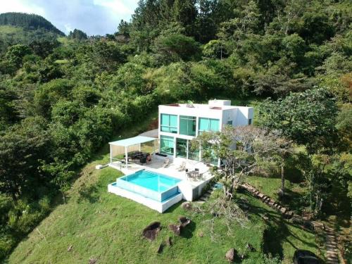 Altos del Maria Casa | Casa Moderna con Piscina Climatizada Altos del María