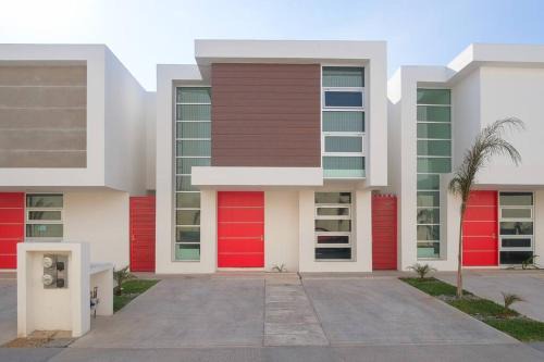 Carlos Pacheco 4 Casa | Casa moderna y elegante en el corazón de Ensenada!