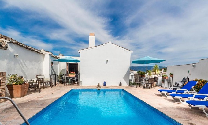 Pinos del Valle Casa | Casa Mundo - 16th century traditional white village house with pool