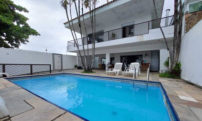 Jardim Belmar Casa | Casa na Quadra da Praia da Enseada, Acomoda até 12 Pessoas