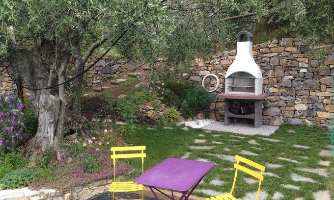 Diano San Pietro Apartamento | Casa Nelle Rose 2, Giardino e Vista Sulla Valle