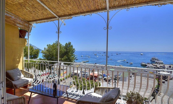 Positano City Centre Casa | Casa Ninnolo: A bright and sunny two-story independent house situated in a central location, at a short distance from the beach, with Free WI-FI.