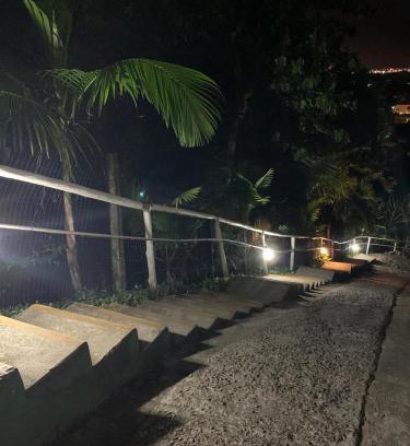 Centro Comercial Apartamento | Casa no Perequê a 300 metros da praia - Espaço inteiro