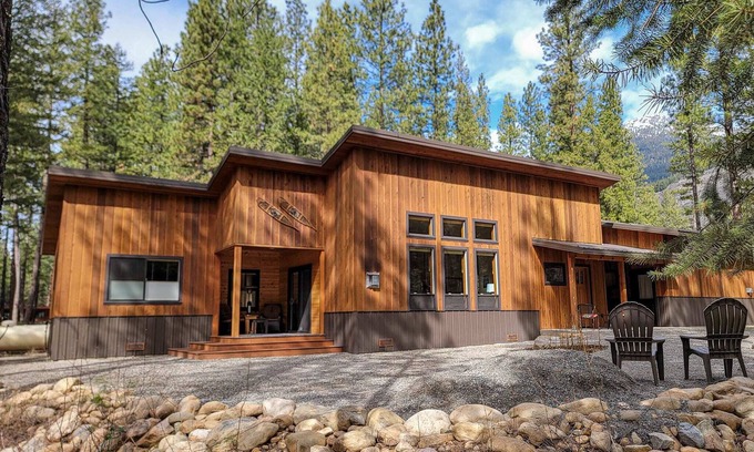 Mazama Casa | Casa Nordica: Modern 2-Bedroom Getaway in Mazama