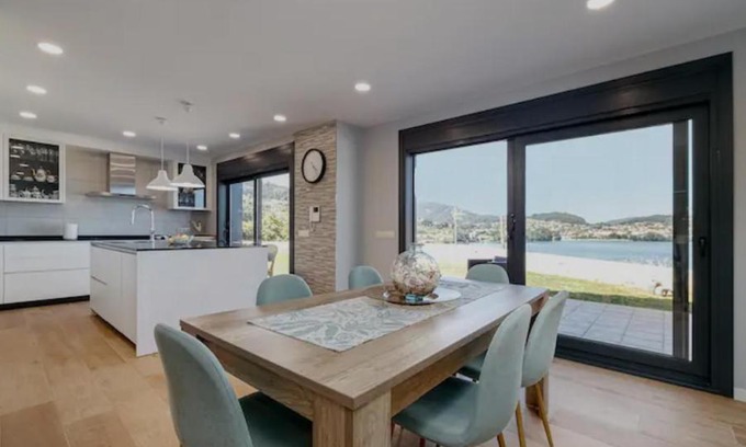 San Adrián de Cobres Casa | Casa nueva con piscina y vistas al mar