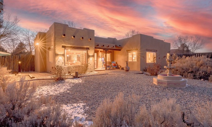 El Prado Casa | Casa Panorama~ Stunning Views~ Kiva Fireplace~ Hot Tub~ 8 mins to Plaza!