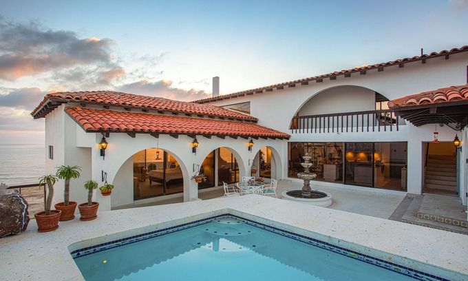 Salsipuedes Villa | Cinco habitaciones en Bajamar con piscina y vista al mar 180 °