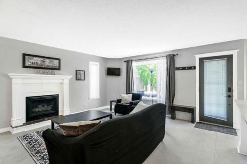 Arbour Lake Apartamento | Casa Pura Vida Hot Tub, Pool & Ping Pong Tables w Backyard & BBQ Come stay
