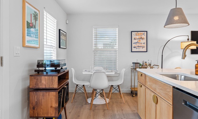Central East Austin Casa | Casa Que Canta by AvantStay | Private Pool, Firepit & Walkable East Austin Gem