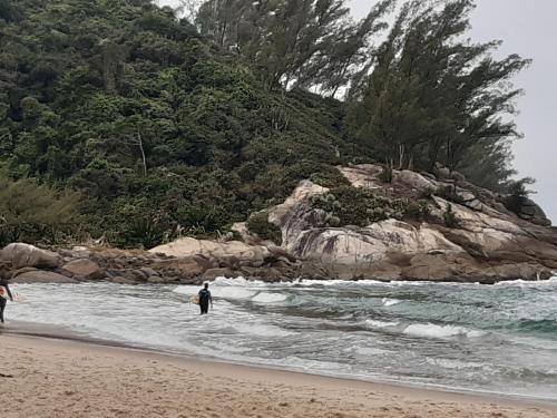 Garopaba Casa | Casa Rústica praia da Ferrugem próximo praia com piscina compartilhada