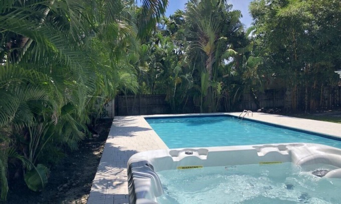 Ojus Villa | Casa Ria Luxury Home Sleeps 22 - 7BR 3BTH