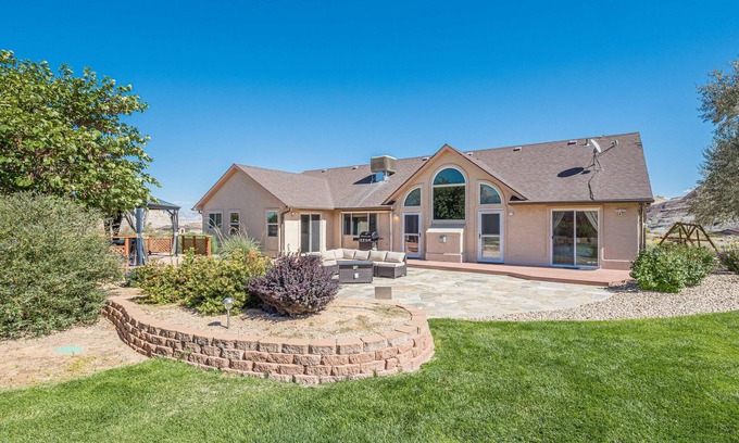 Grand Junction Casa | Casa Rimrock: Pergola Dining and Monument Views