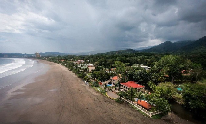 Jacó Villa | 12 habitaciones con 2 hermosas casas frente al mar, perfectas para bodas, reuniones, fiestas.