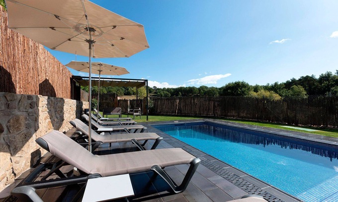 Sant Agusti de Llucanes Cabaña | CASA ROVIRA (Magnífica casa rural con jacuzzi en el jardín y piscina privada)