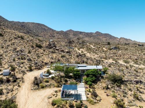 Joshua Tree Highlands Casa | Casa Rocosa I Midcentury Home on 5 Private Acres Near Park