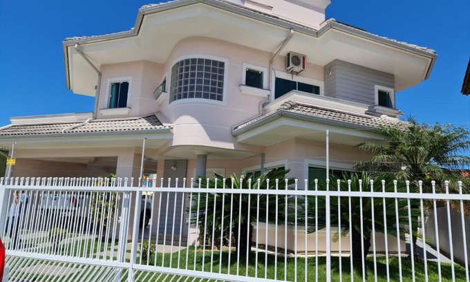 Ingleses Sul Casa | Casa Rosa com 7 quartos - Edícula completa a 150 metros da Praia