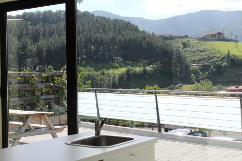 Azkoitia Casa | Casa Rural ABARAXKA- Espectaculares Vistas a las Verdes Montañas a sólo 20 minutos de la Playa"