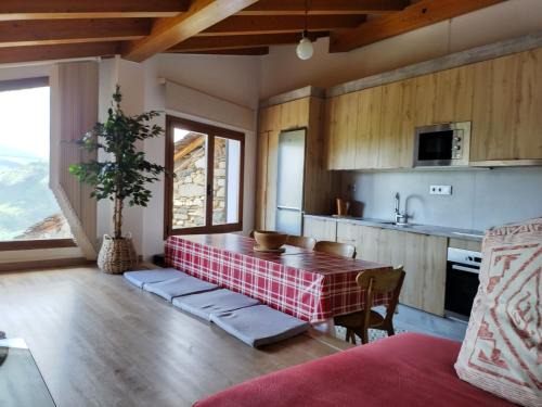 La Torre de Cabdella Chalet De Esquí | Casa rural con vistas en el corazón del Pirineo